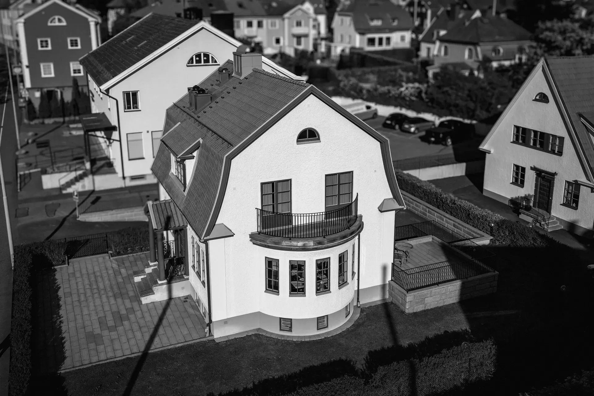 Delsjövägen 5 Örgryte vit villa med valmat tak och balkong.