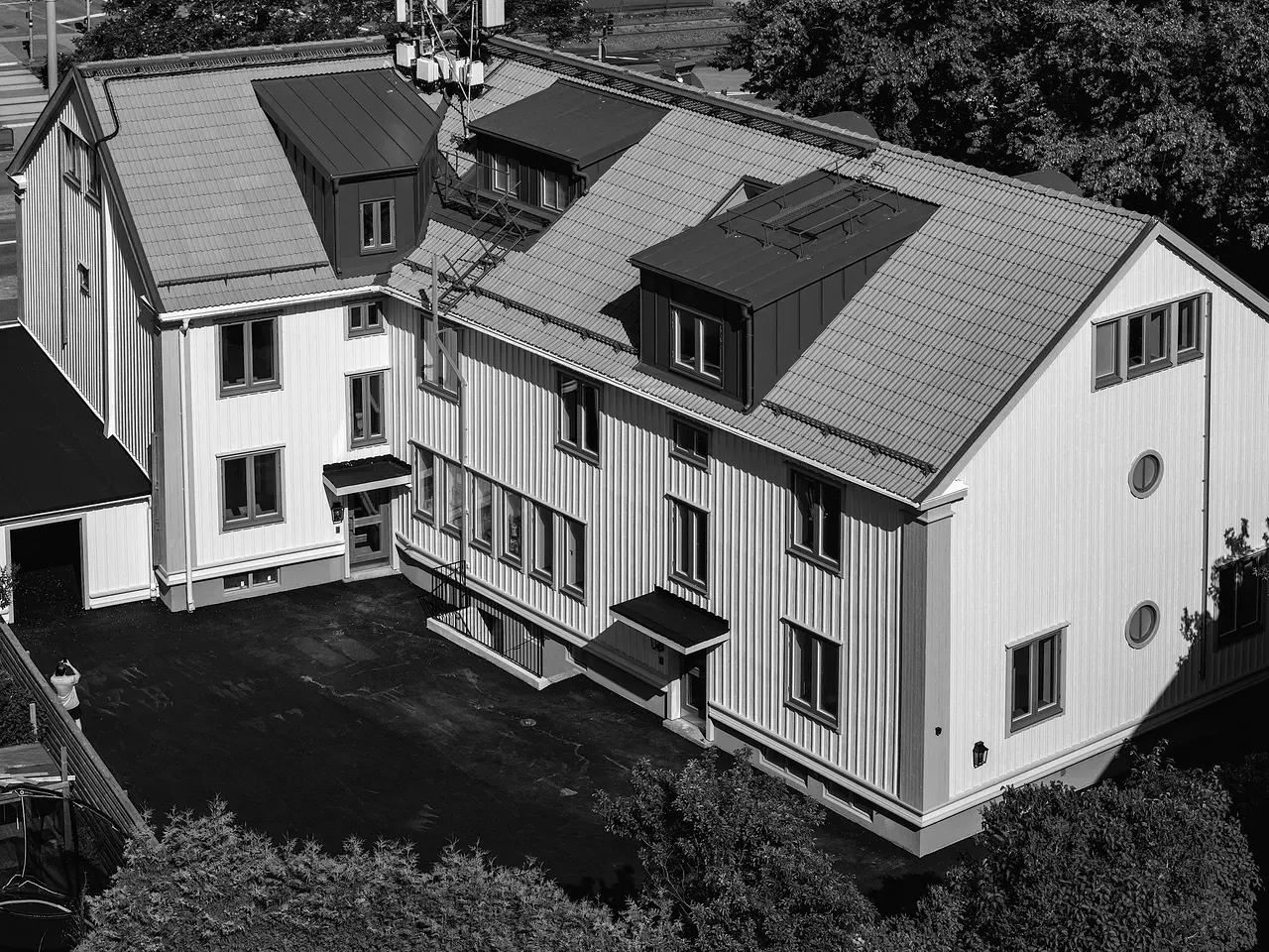 Ett flervåningshus med tegeltак Sanatoriegatan 15 Kålltorp.