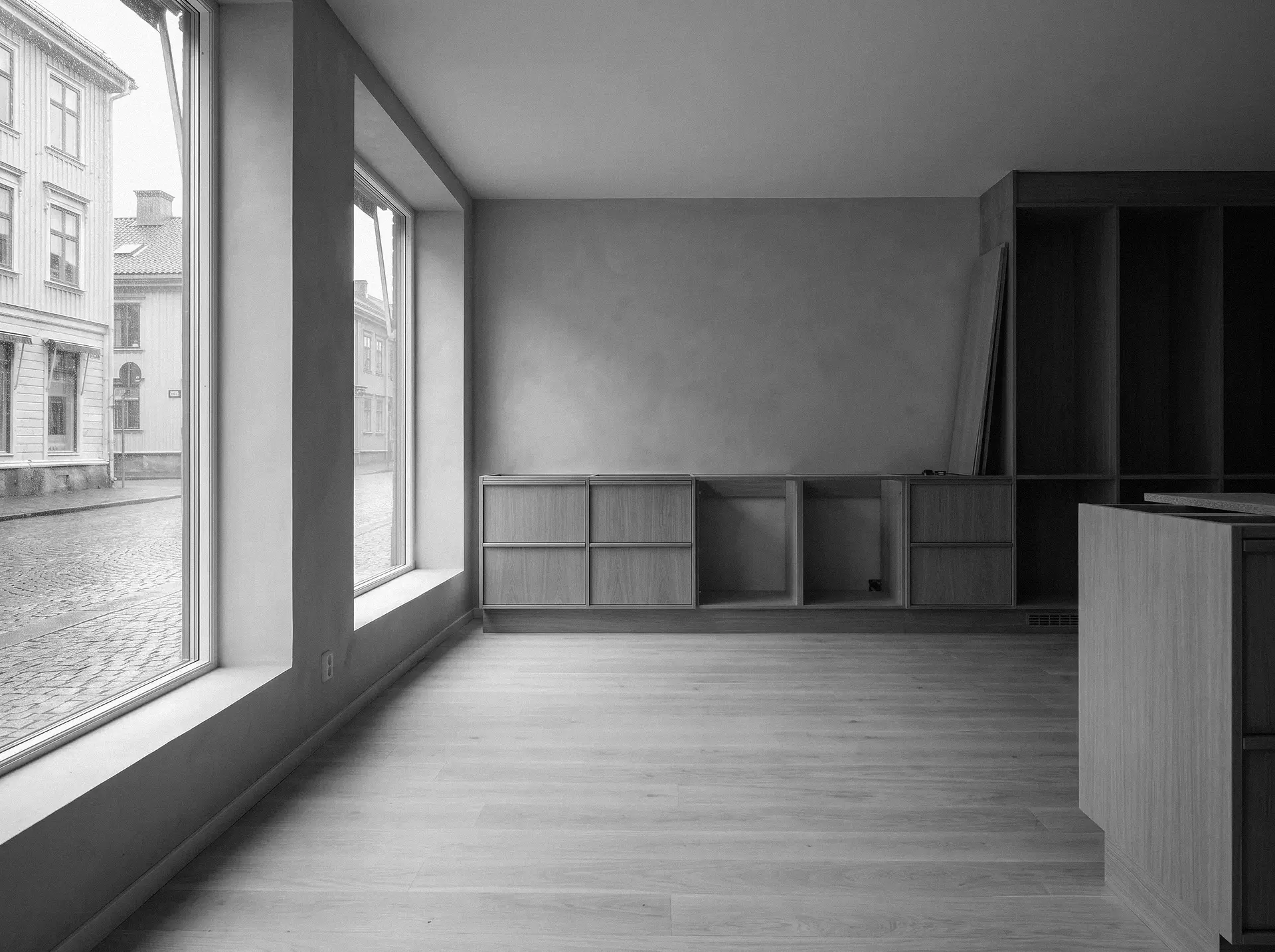 Kontorsrenovering med byggmaterial, verktyg och kablar i förgrunden.