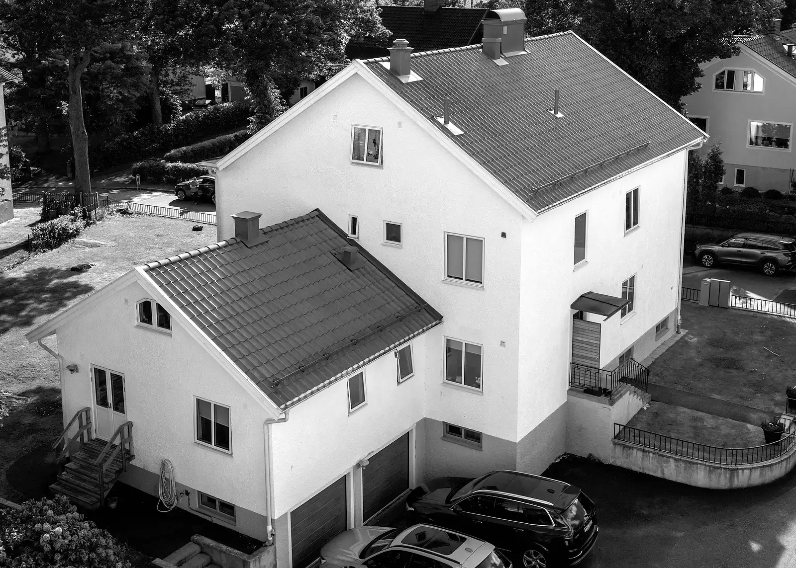 Flygfoto i svartvitt över flervåningshus med trädgård Welandergatan 38 Kålltorp.