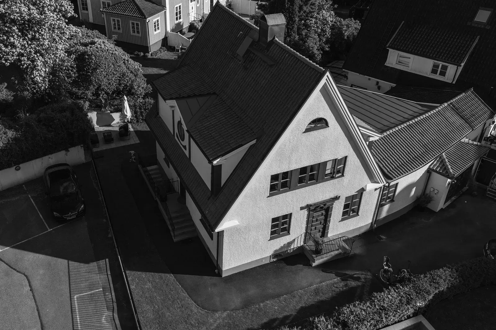Delsjövägen 3 Örgryte ett vitt tegelhus med mörkt tak.